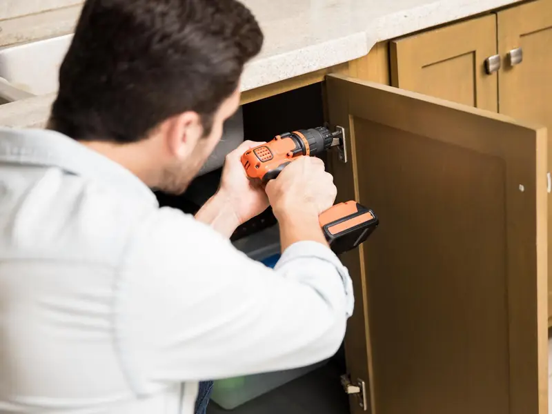 Montador fixando a porta de um armário